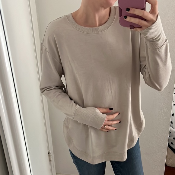 Tops - NWT Soft Rounded Hem Tee with Thumb Holes